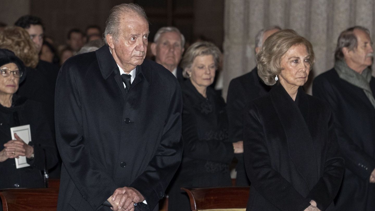 Los Reyes eméritos, en el funeral de la infanta Pilar. (EFE/Naranjo)