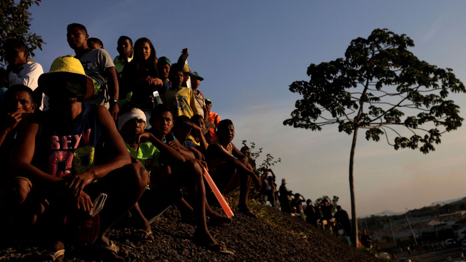 Foto: Venezolanos esperando en la frontera con Brasil, en Paracaima. (Reuters)