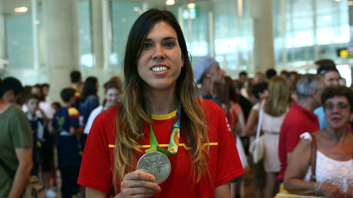 Anna Cruz posa con la medalla de plata conseguida en los Juegos Olímpicos de Río. (EFE)