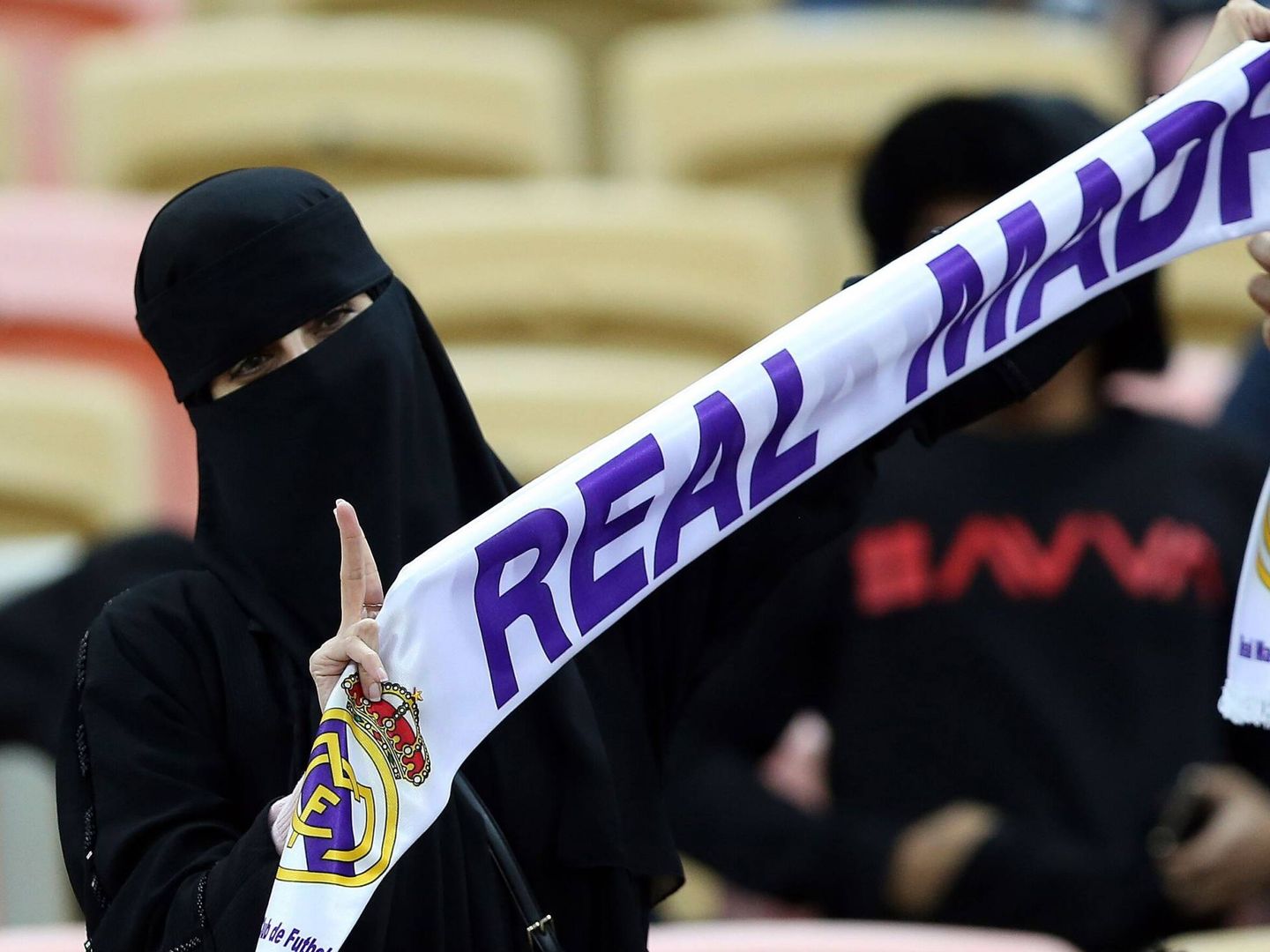 Una 'aficionada' del Real Madrid, durante la final de la Supercopa de Arabia. (EFE)