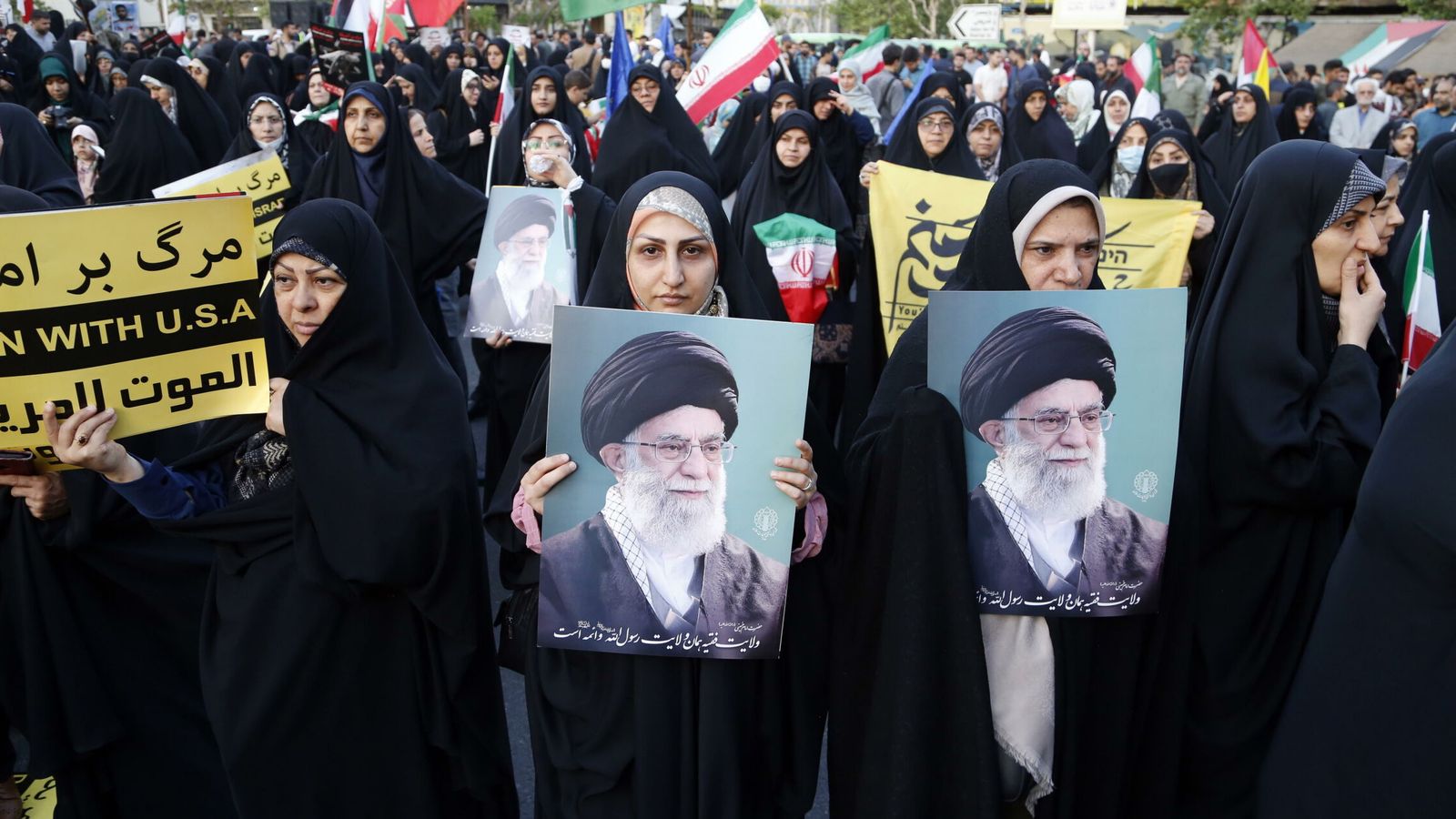 Los iraníes celebran el ataque de Teherán a Israel, el 15 de abril. (EFE/Abedin Taherkenareh)