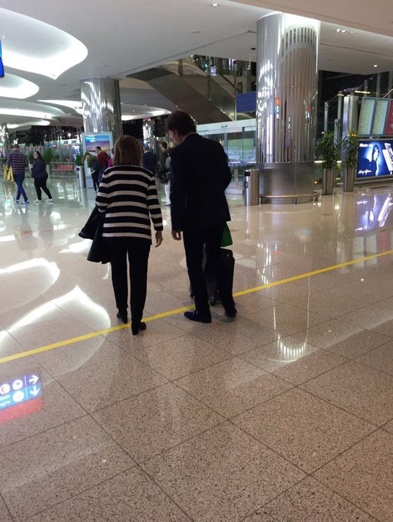 María Teresa Campos y Bigote Arrocet a su llegada al aeropuerto de Dubái.