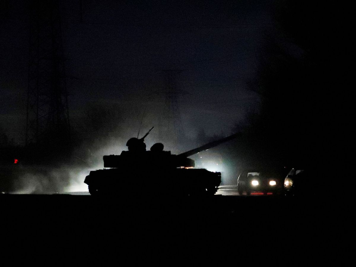 Foto: Un tanque en las calles de Donetsk después de la orden de enviar tropas de Vladímir Putin. (Reuters/Alexander Ermochenko)
