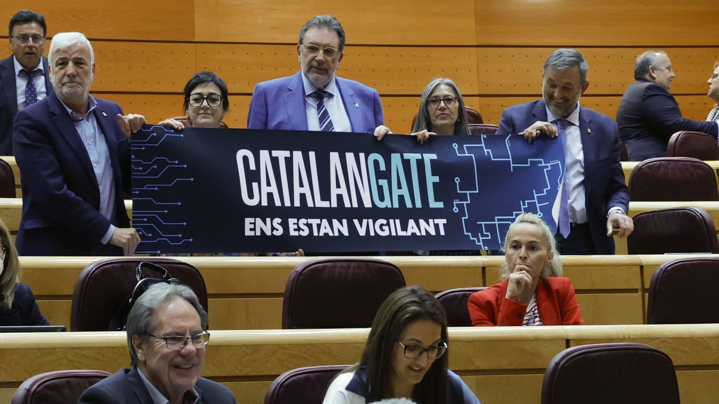 Pancarta desplegada en el Senado sobre el supuesto espionaje a los líderes independentistas. (EFE/Zipi)
