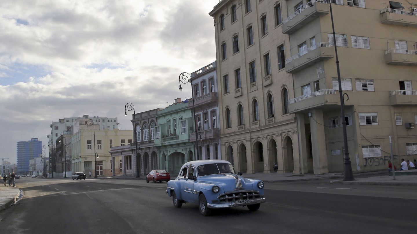 Un coche circula por el malecón en La Habana (Cuba). (EFE)