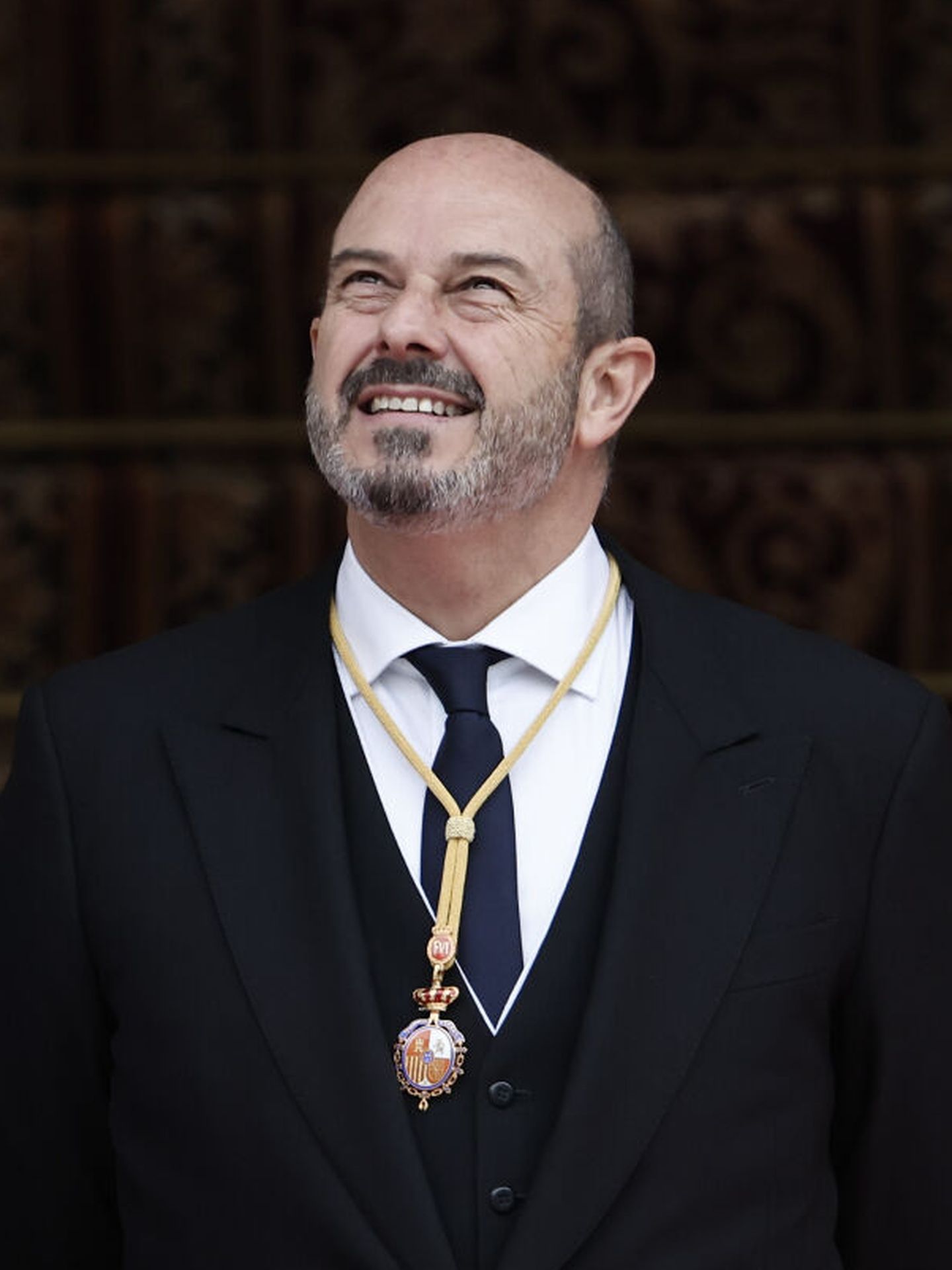 El presidente del Senado, Pedro Rollán, con la Medalla de Oro del Senado al cuello. (EFE/Sergio Pérez) 