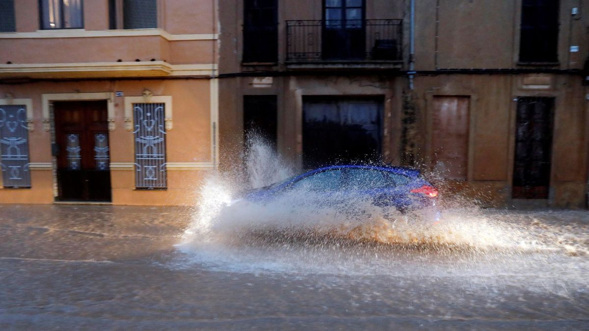 La Guardia Civil evacúa a un centenar de personas en Castellón por la gota fría