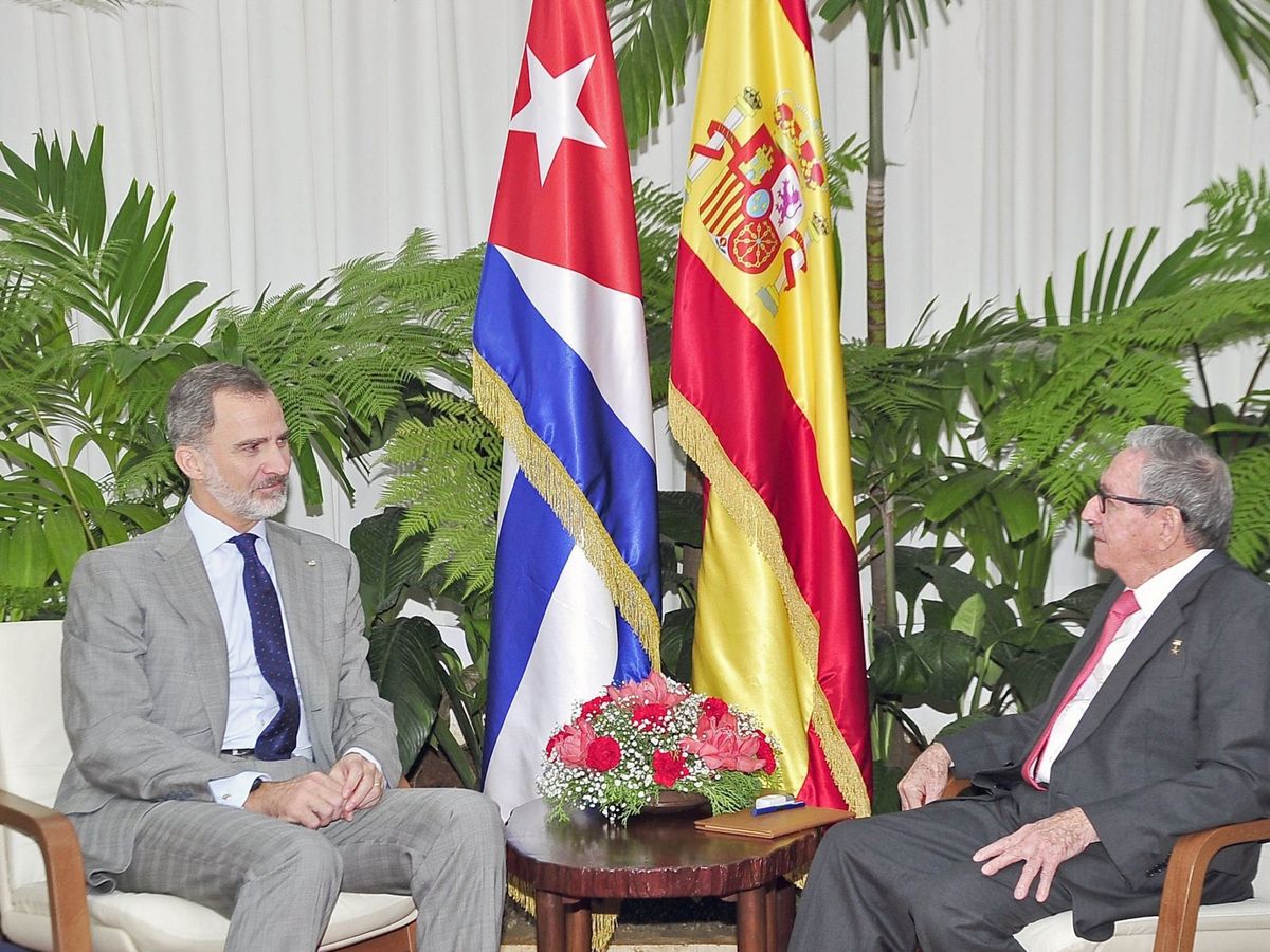 Foto: Felipe VI hablando con el expresidente de Cuba y actual líder del Partido Comunista del país (PCC), Raúl Castro. (EFE / Estudios Revolución)