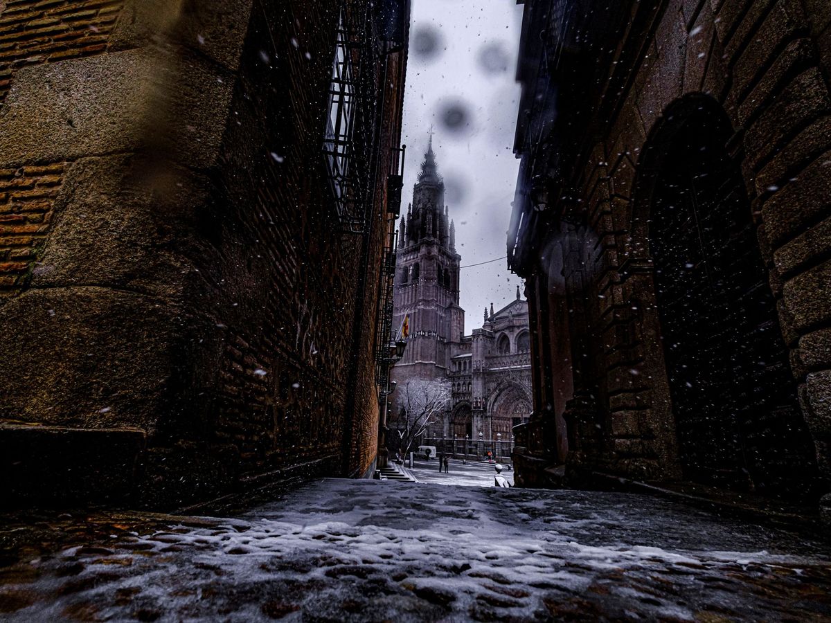 Foto: Una calle de Toledo nevada. (EFE)