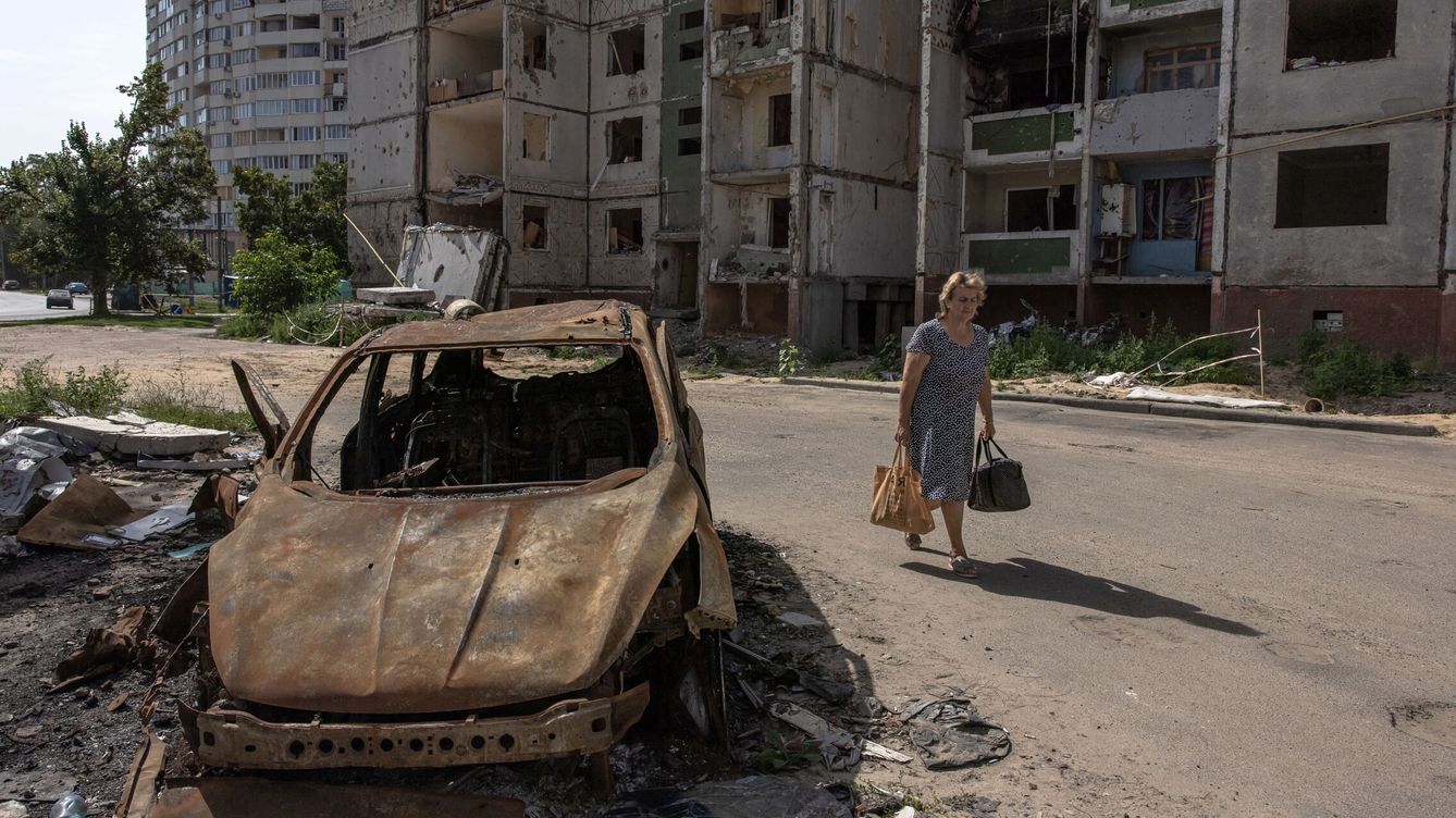 Foto: Una mujer junto a un coche calcinado en Chernígov. (EFE/EPA/Roman Pilipey)