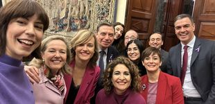 Post de El 8M tiñe el Congreso: de la camisa de Carolina Herrera de Calviño al comentado look de Yolanda Díaz