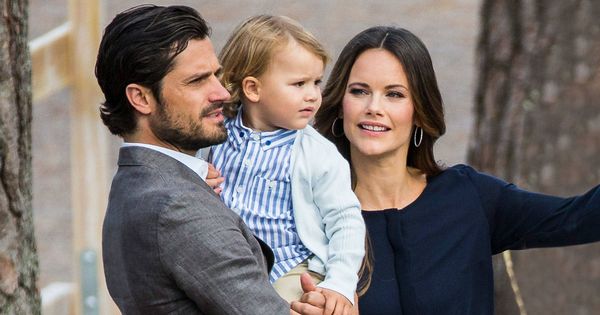 Foto: Los príncipes Carlos Felipe y Sofía de Suecia acompañando a su hijo, el príncipe Alexander, mientras inauguraba el acto. (Getty)