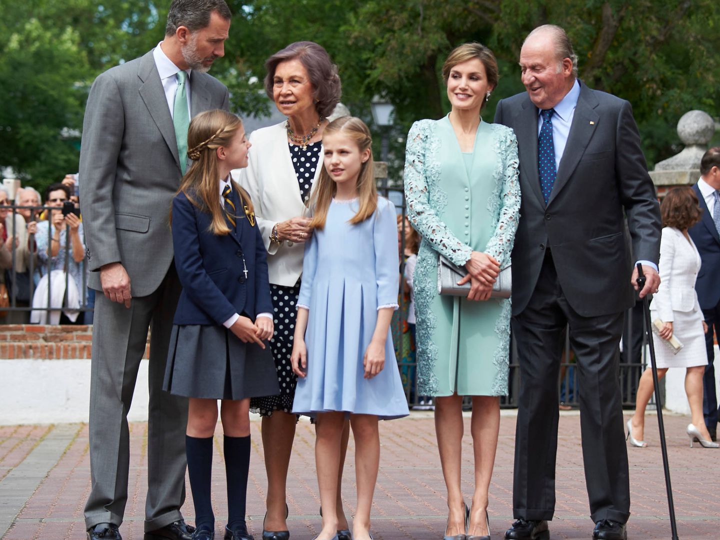 Felipe VI y Letizia, junto a sus hijas, Leonor y Sofía, y los Reyes eméritos. (Limited Pictures)
