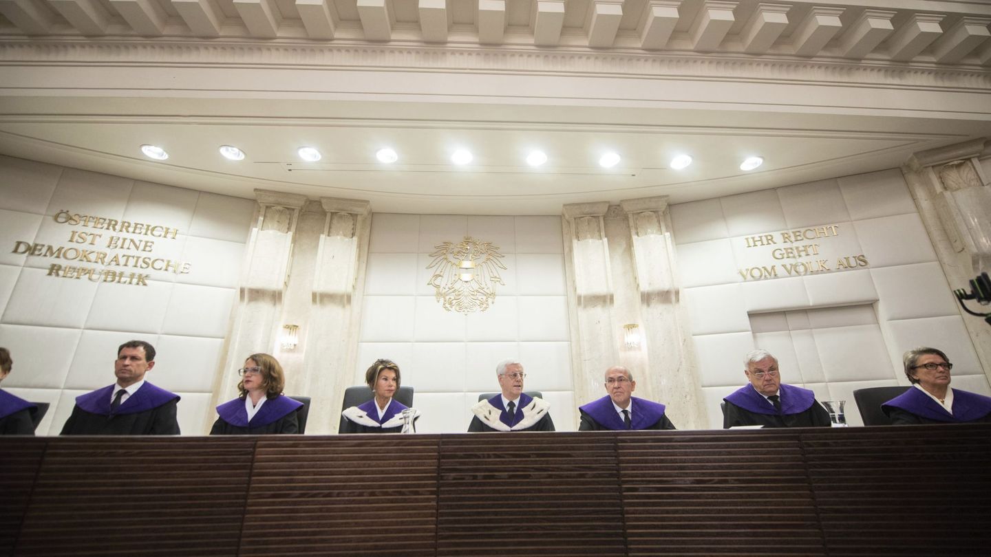Vista del Tribunal Constitucional austriaco sobre las supuestas irregularidades de la segunda vuelta de las presidenciales del pasado 22 de mayo (EFE)