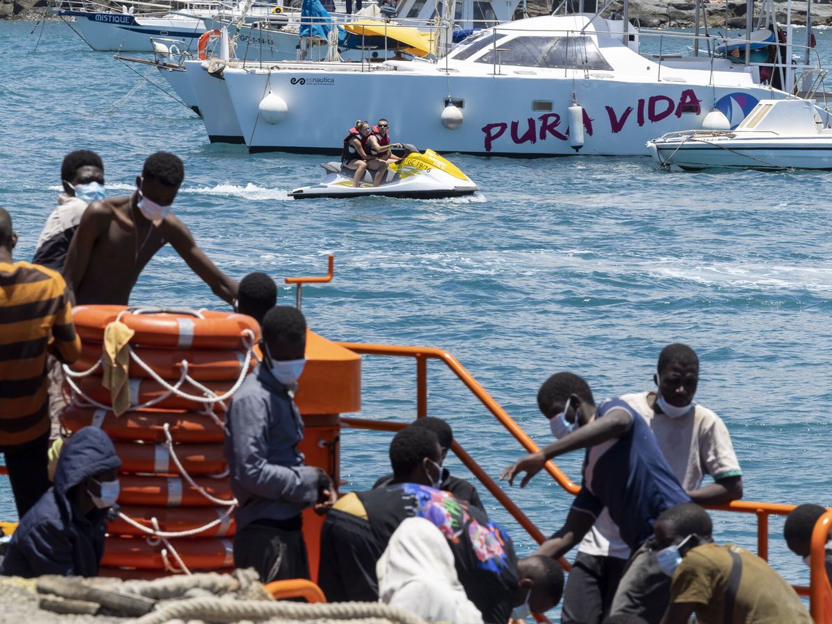 Foto: Inmigrantes rescatados de una embarcación que surcaba la ruta Canaria. (EFE/Quique Curbelo)
