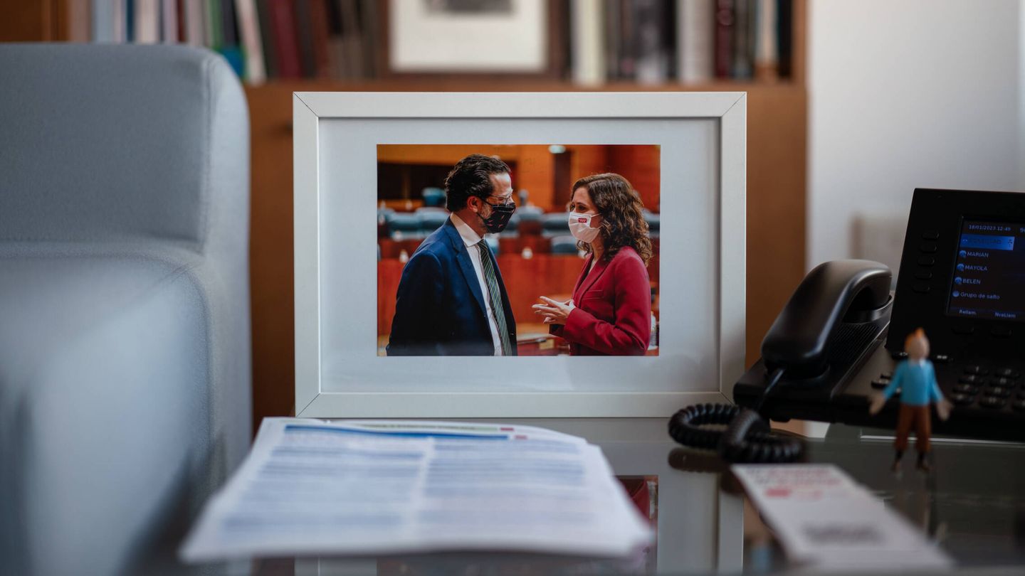 Lasquetty y Ayuso en una fotografía en el despacho del consejero. (EC/O. C.)