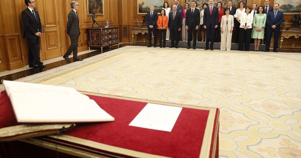 Foto: Los nuevos ministros, acompañados del Rey y del presidente del Gobierno, Pedro Sánchez, posan en la foto de familia. (EFE)