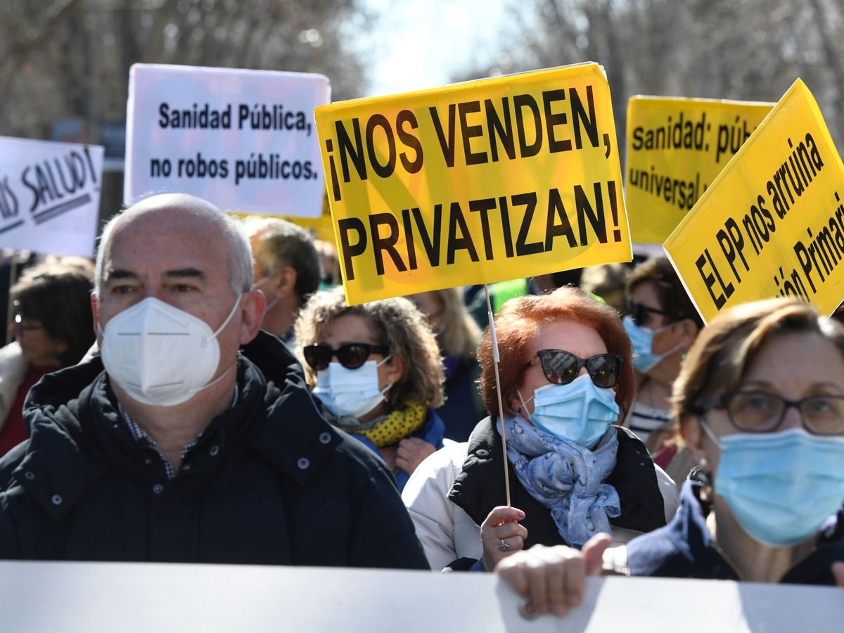 Foto: Manifestación en defensa de la sanidad pública. (EFE/Víctor Lerena) 