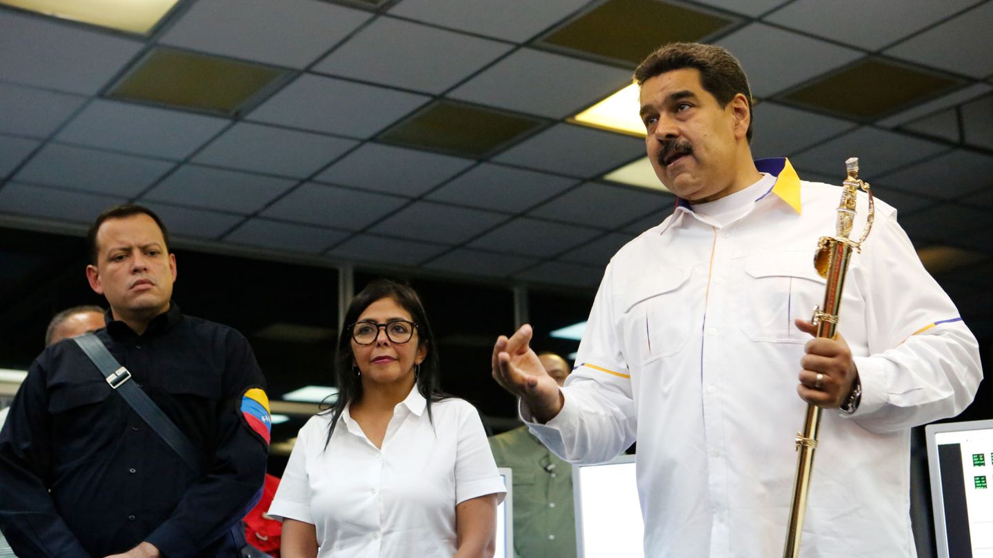Maduro visita una central hidroeléctrica cercana a la ciudad de Guayana tras el apagón de más de cuatro días.(Reuters)