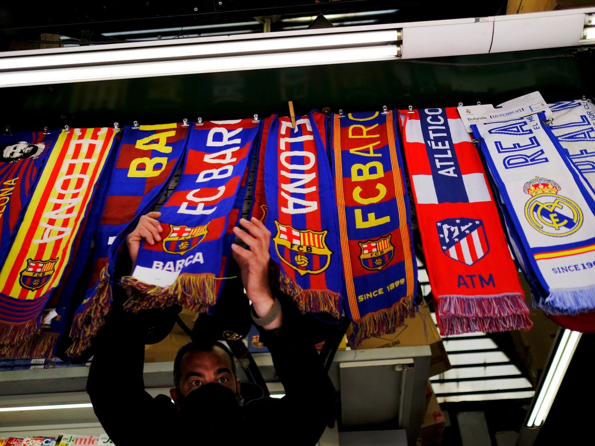 Foto: Bufandas de Atlético, Barcelona y Real Madrid. (Reuters)