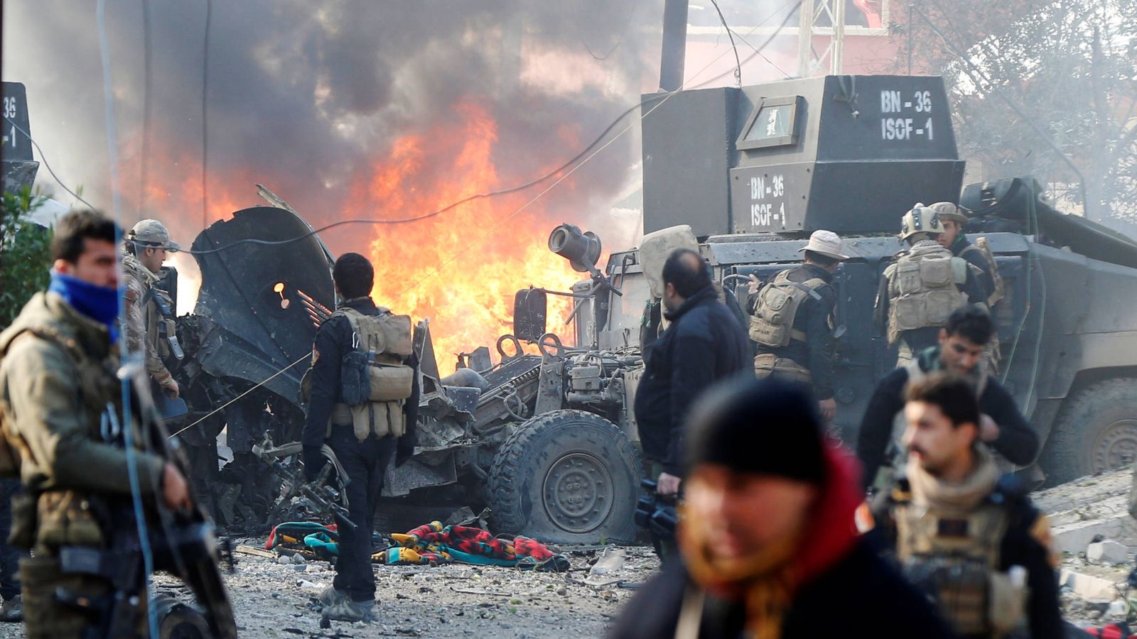 Foto: Fuerzas Especiales Iraquíes tras una explosión durante una operación en Mosul, Irak (Reuters).