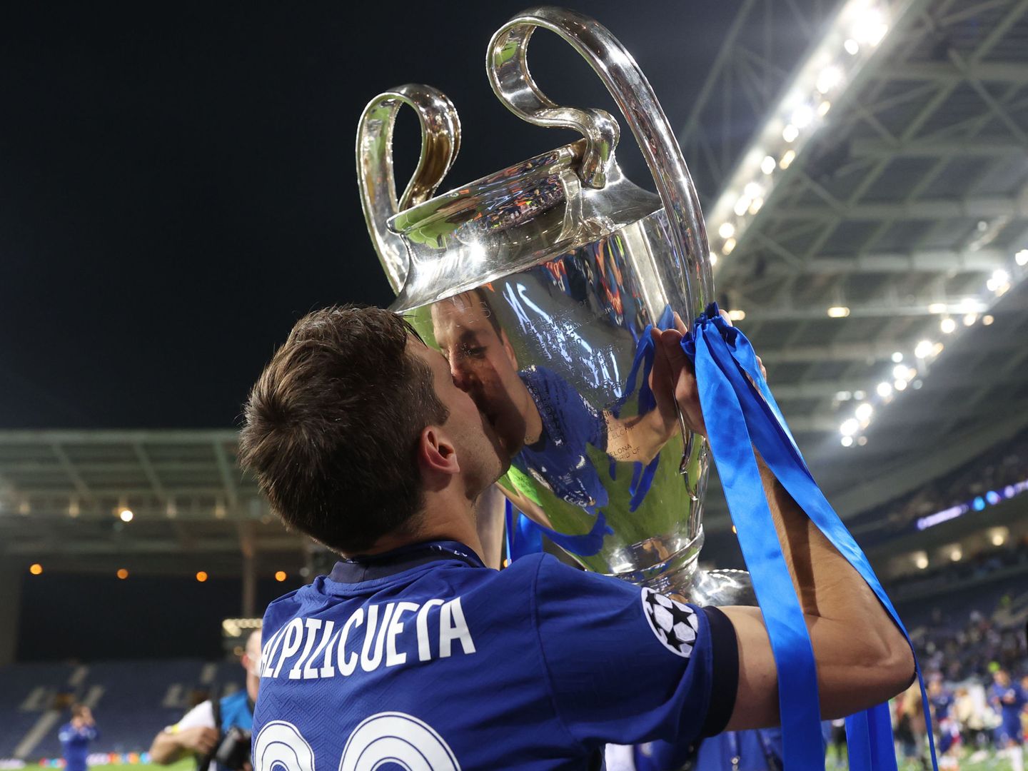 César Azpilicueta, con la Copa de Europa ganada con el Chelsea. (Reuters)