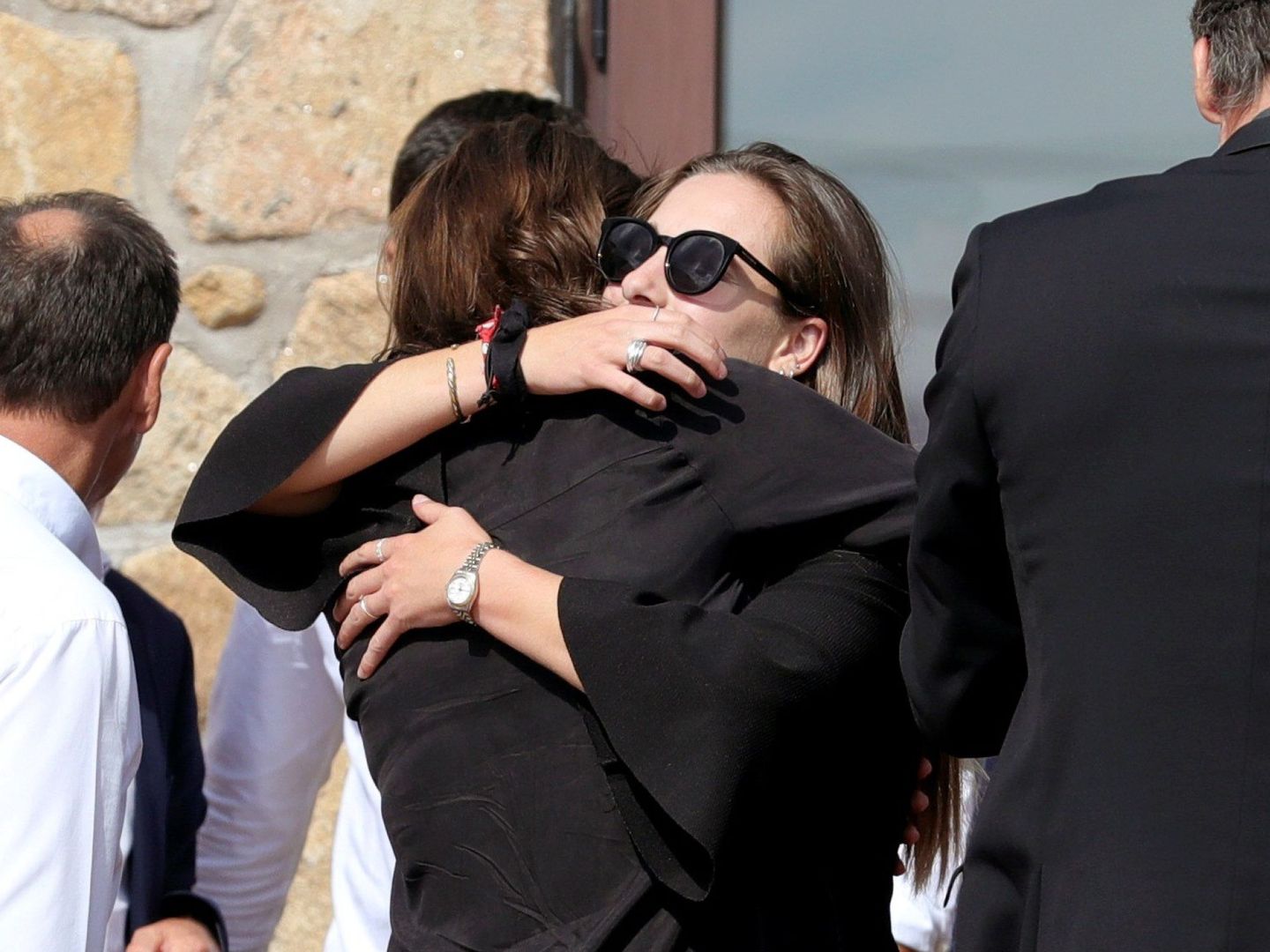 La hija de Blanca Fernández Ochoa, Olivia Fresneda, y Paula, hija Paquito Fernández Ochoa,se abrazan en el tanatorio. (EFE)