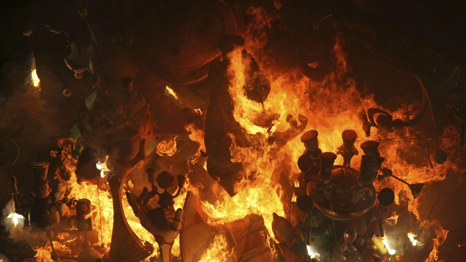 Foto: Imagen de archivo de la 'cremá' de la hoguera oficial del Ayuntamiento de Alicante (EFE)
