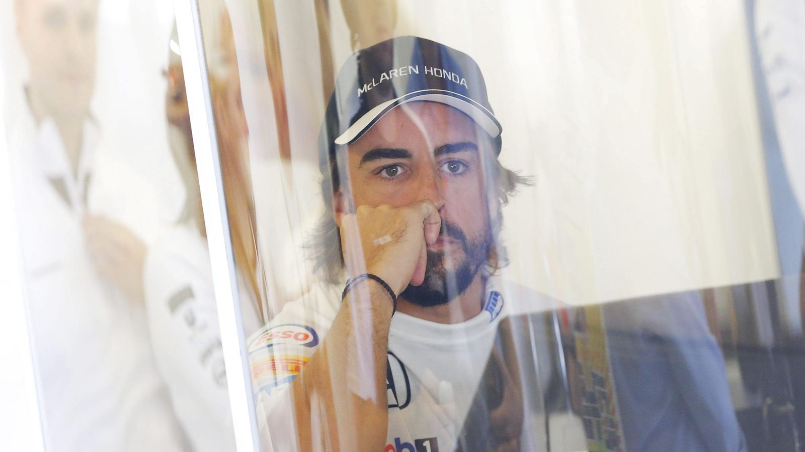 Foto: Fernando Alonso, tras los segundos entrenamientos libres en el GP de Gran Bretaña (Efe). 