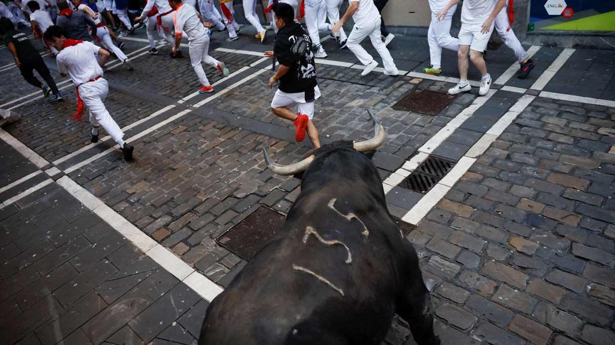 Segundo encierro de San Fermín 2022 hoy, 8 de julio: caídas, resbalones y un toro suelto