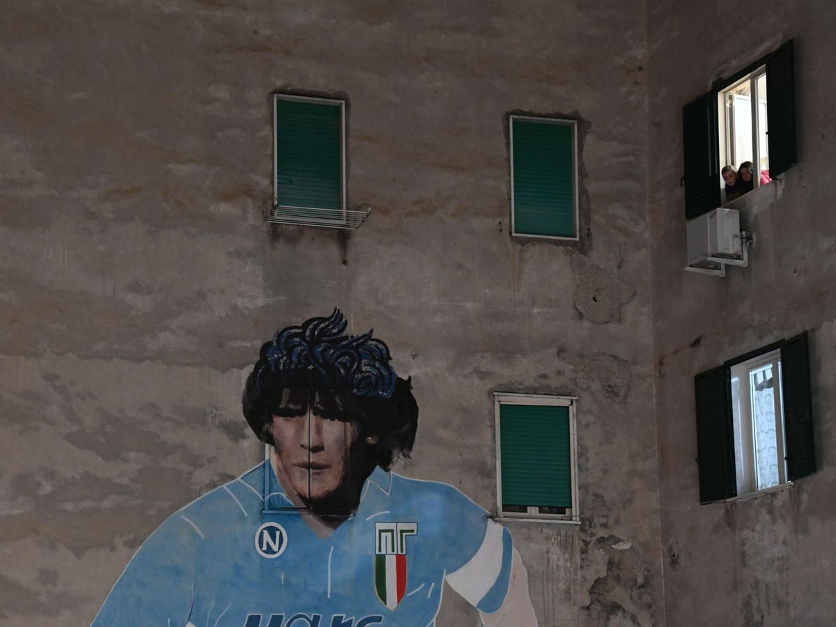 Foto: Un mural de Maradona en Nápoles (EFE)
