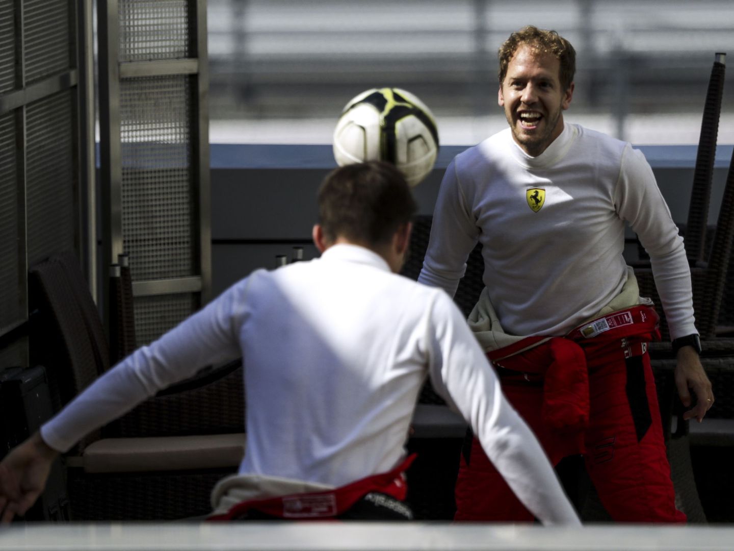 Vettel, con Charles Leclerc, jugando al futbol en Sochi (EFE)