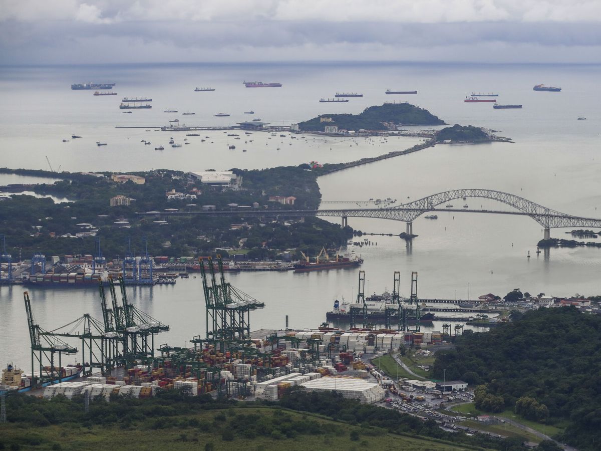 Foto: Congestión de buques en el canal de Panamá. (EFE/Bienvenido Velasco)