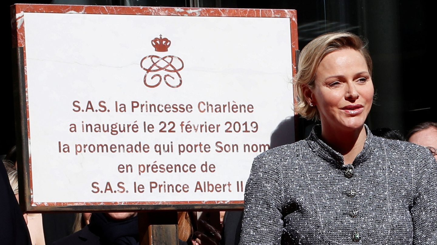 Charlène de Mónaco, tras descubrir la placa conmemorativa. (Reuters)