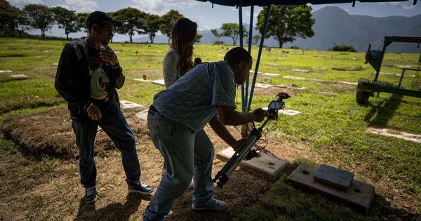 Foto: Reporteros graban el lugar donde fue enterrado Rafael Acosta Arevalo. (EFE)