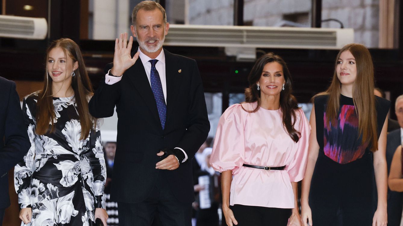 Foto: Los reyes Felipe VI y Letizia, junto a la princesa Leonor y la infanta Sofía, a su llegada al Concierto Premios Princesa de Asturias. (EFE/Ballesteros)