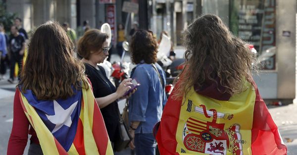 Foto: Dos amigas se dirigen a la plaza de la Universidad de Barcelona, para participar en la manifestación en protesta por las cargas policiales del 1-O. (EFE)