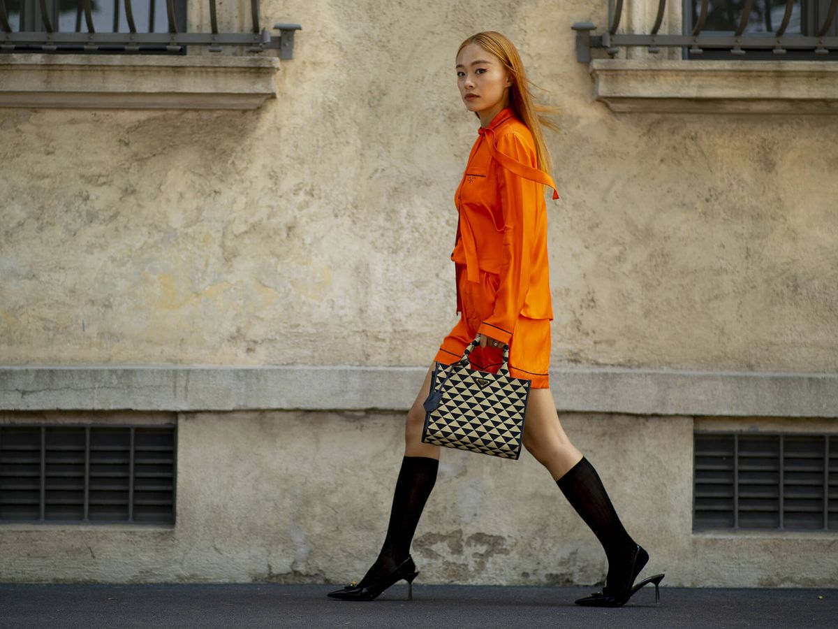 Foto: Un 'total look' satinado de color naranja en el street style. (Imaxtree)