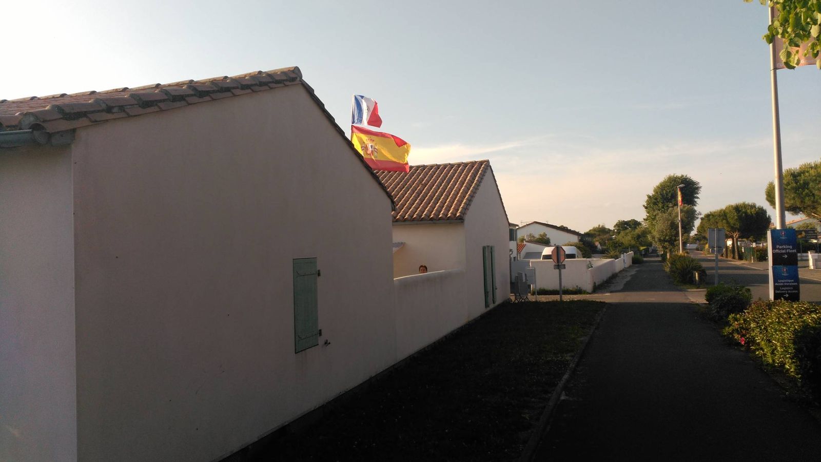 Foto: Una casa con una bandera de España más grande que la de Francia (FOTOS: Jesús Garrido).