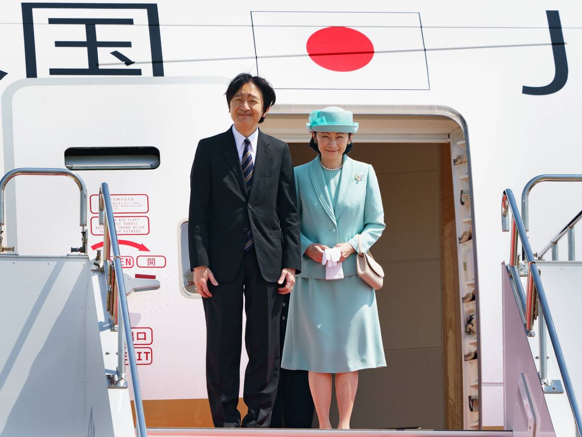 Foto: Kiko y Akishino, los príncipes de Japón, en su llegada en avión a Londres para la coronación de Carlos III. (Gtres)