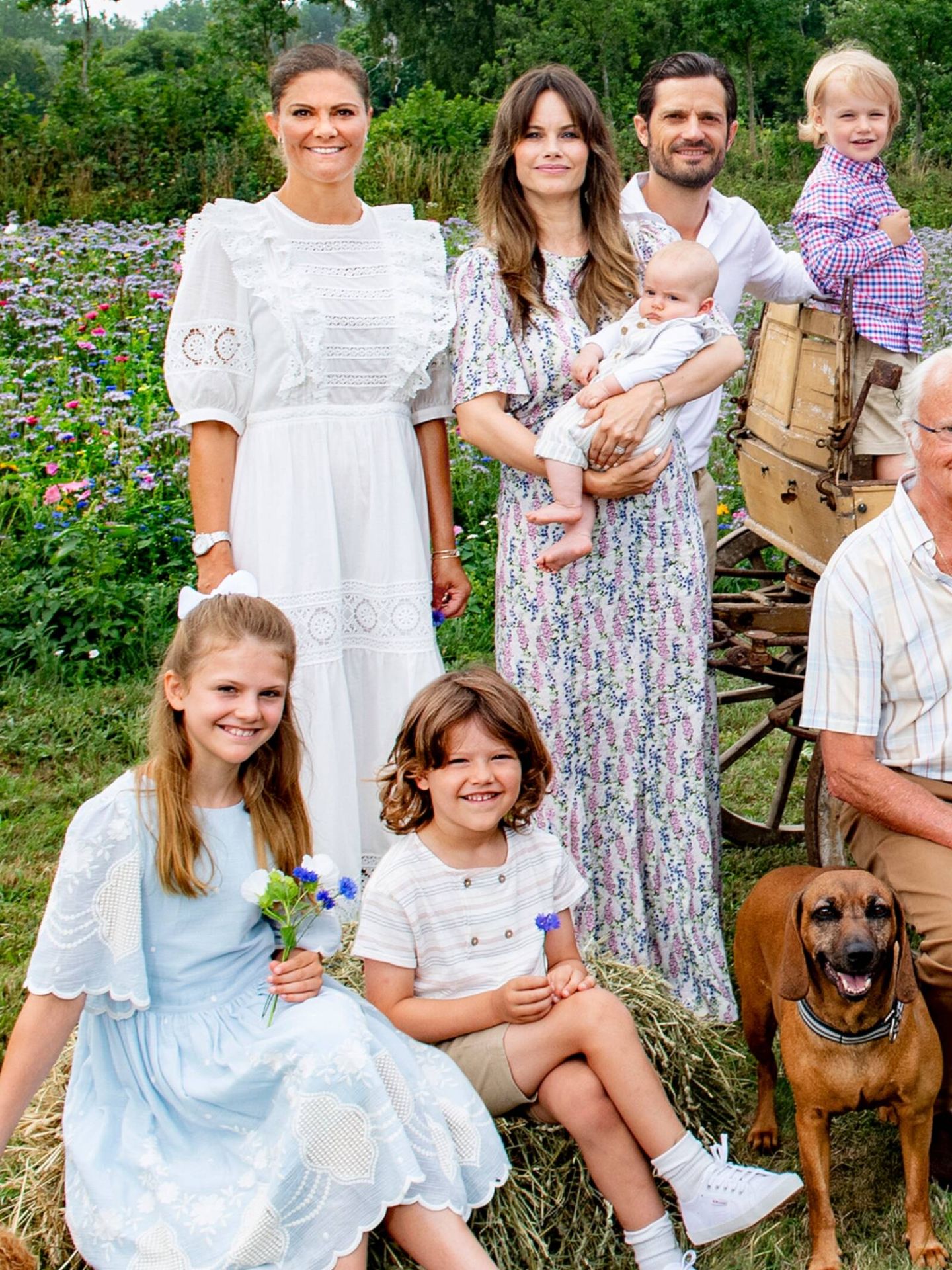 La familia real de Suecia, posando para la foto. (Jonas Ekströmer para la Casa Real de Suecia)