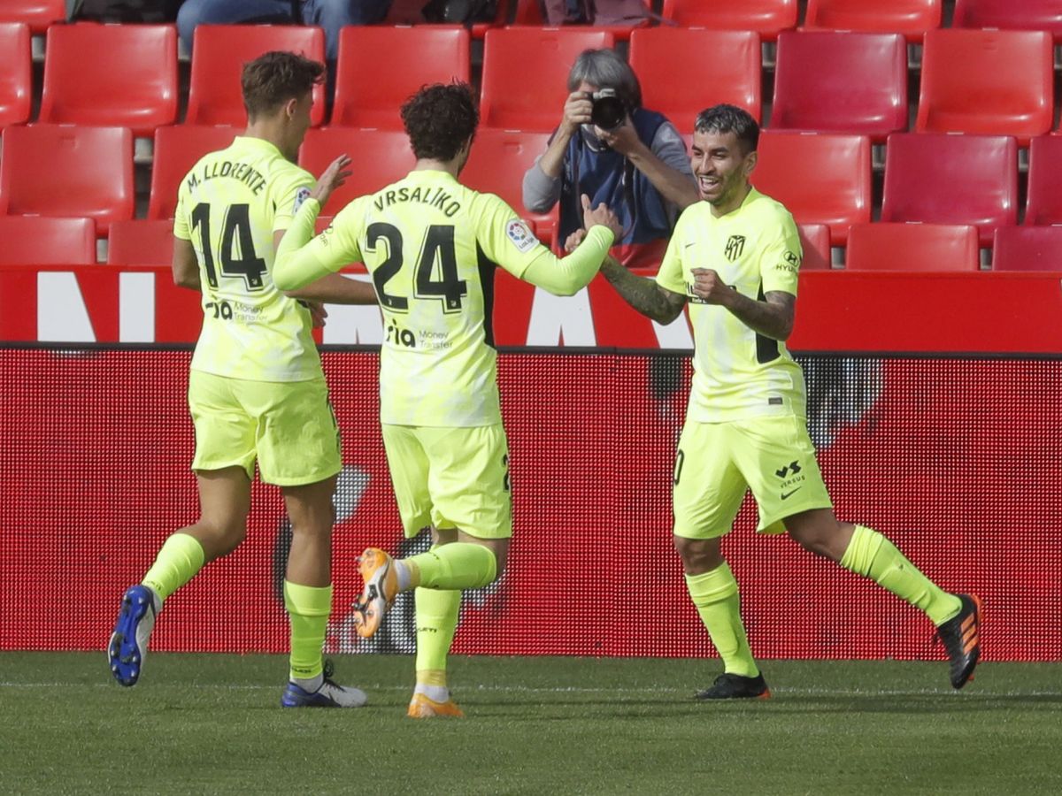Foto: Marcos Llorente, Vrsaljko y Ángel Correa celebran el gol de la victoria. (Reuters)