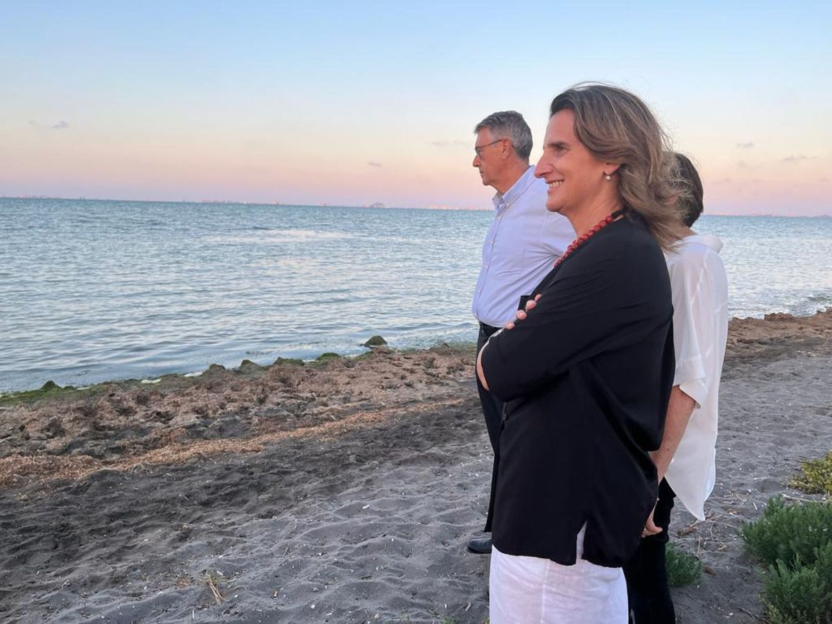 Foto: Teresa Ribera visita el Mar Menor. (EFE/Ministerio de Transición)