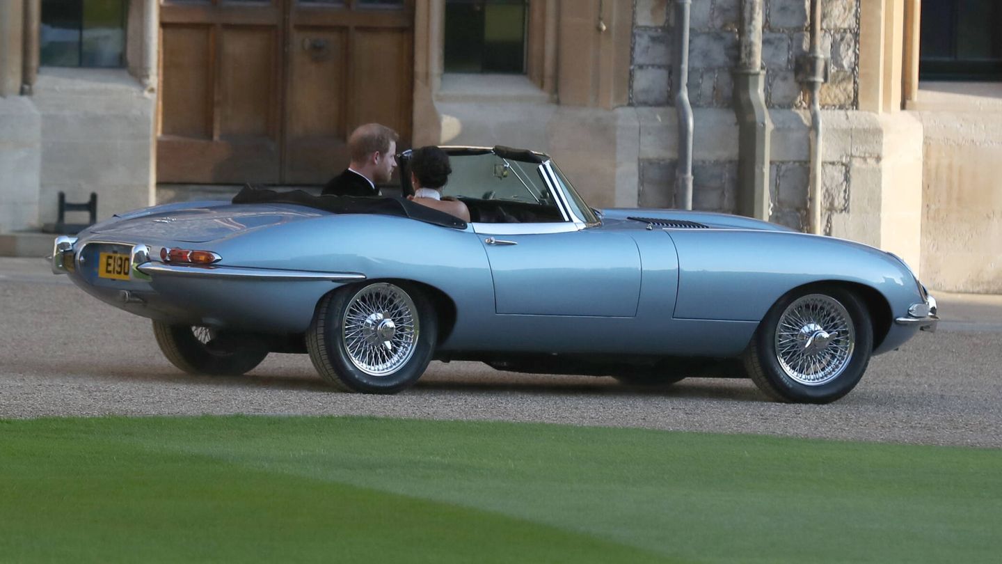 Los duques de Sussex, en un Jaguar E-Type el día de su boda. (Getty)