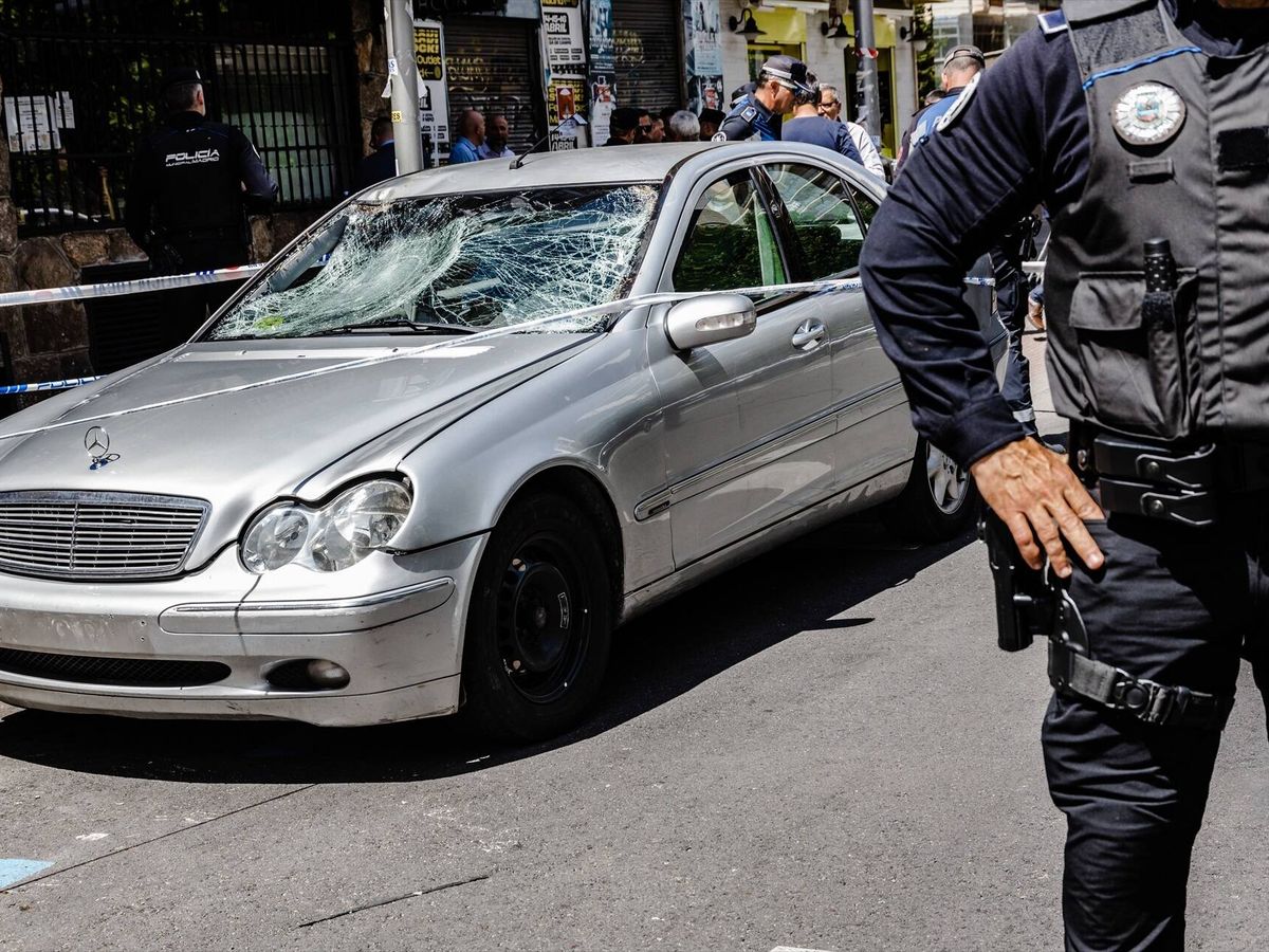 Foto: Agentes de la policía nacional recogen pruebas del atropello en el Paseo de Extremadura. (Carlos Luján/EP)