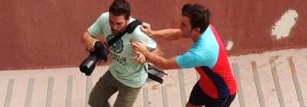 Foto: Un fotógrafo denuncia a Fernando Alonso por agredirle a la salida de un hotel en Barcelona