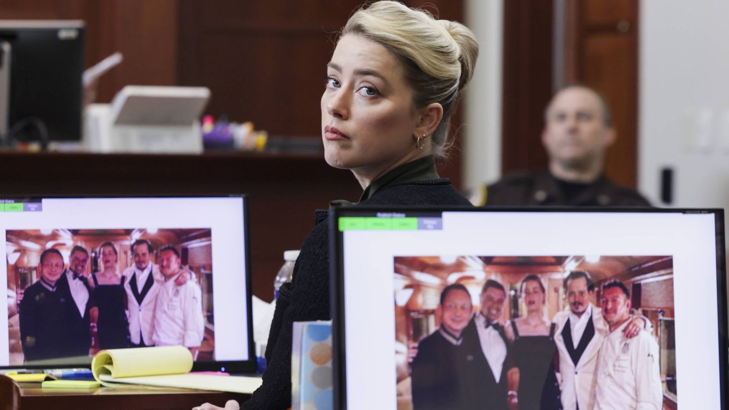 Amber Heard, frente a fotos de la pareja como evidencia en el juicio. (EFE/Jim Watson)