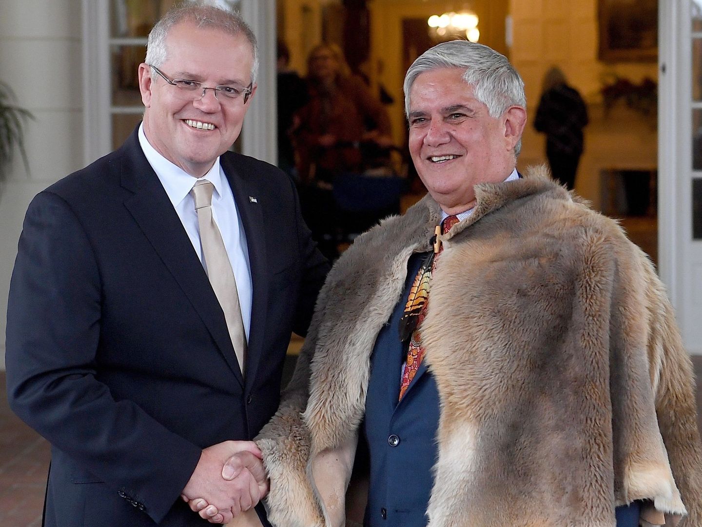 El ministro australiano de Asuntos Indígenas, Ken Wyatt (d) es un descendiente aborigen. (EFE)