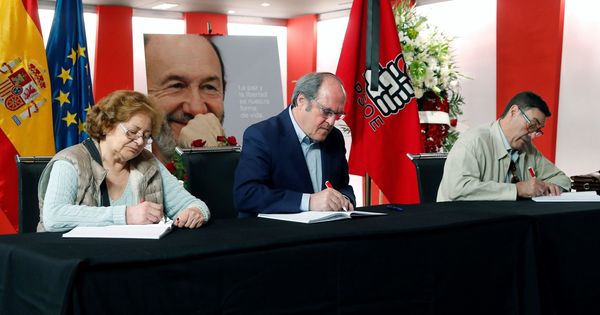 Foto: El candidato a la presidencia a la Comunidad de Madrid Ángel Gabilondo (c), frirma el libro de condolencias en la sede de la calle Ferraz. (EFE)