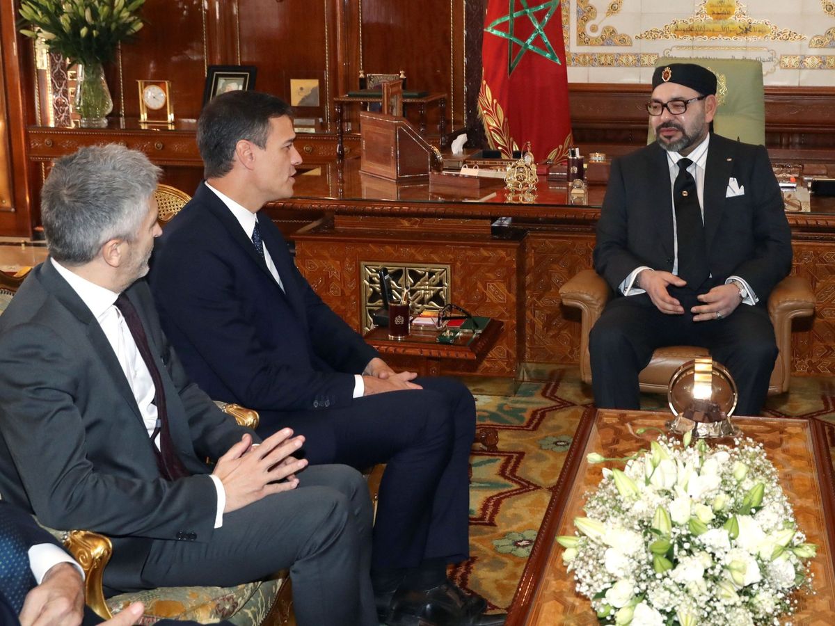 Foto: El presidente del Gobierno, Pedro Sánchez (2i), junto al ministro del Interior, Fernando Grande-Marlaska (i), durante la reunión que mantuvieron en noviembre de 2018 con el rey Mohamed VI . (EFE)